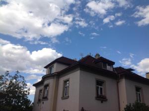 um edifício com um céu ao fundo em Apartmán Lucián em Praga