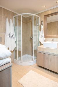bagno con doccia e lavandino di Amicasa Private Seaside Suite a Pachis