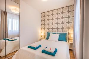 Un pat sau paturi într-o cameră la Terrace Apartments at City Park