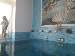 una piscina con una estatua en el baño en B&B Lo Spazio Magico en San Martino