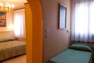 Postel nebo postele na pokoji v ubytování Hotel Florida