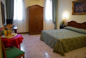 Postel nebo postele na pokoji v ubytování Hotel Florida
