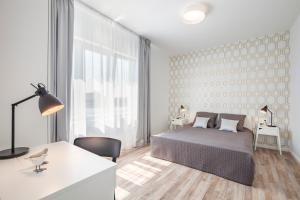 Un pat sau paturi într-o cameră la Terrace Apartments at City Park
