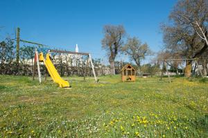 Agriturismo Masseria Aprile tesisinde çocuk oyun alanı