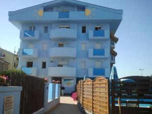 Bazén v ubytování Residence Blumarine nebo v jeho okolí
