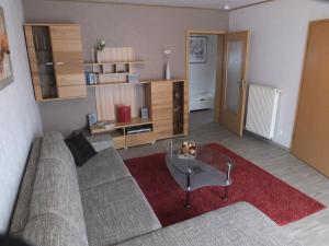 una sala de estar con un sofá y una mesa en Ferienwohnung Baumberge, en Nottuln