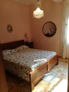 1 dormitorio con cama y espejo en la pared en Casa Della Nonna, en Radicofani