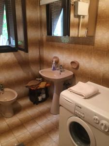 uma casa de banho com uma máquina de lavar roupa e um lavatório em Rooms Ana em Kotor