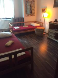 uma sala de estar com duas camas e um candeeiro em Rooms Ana em Kotor