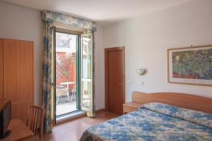 - une chambre avec un lit et une porte coulissante en verre dans l'établissement Hotel Tirreno, à Rome