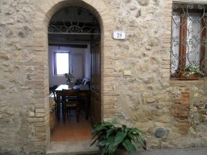 un arco che conduce a una sala da pranzo con tavolo di House with stunning views a Chiusdino