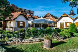 dom z ogrodem przed nim w obiekcie Hotel Vineyard Inn - Szőlőskert w mieście Nagykanizsa