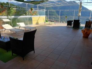 Rõdu või terrass majutusasutuses Cadorna Chalet