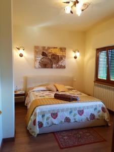 1 dormitorio con 1 cama en una habitación en Cadorna Chalet, en Veleso
