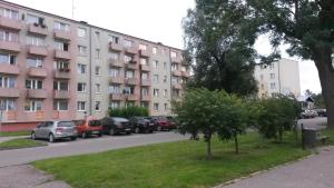 プツクにあるApartament Nadmorski Lazurowyの建物前に停車する車列