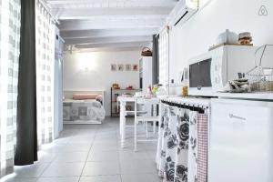 a kitchen with a counter top with a microwave at Casetta Bianca B&B in San Giovanni Lupatoto +20 photos