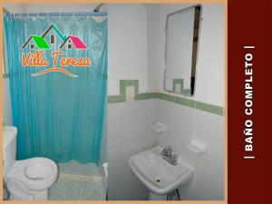 Ένα μπάνιο στο Departamentos & Suites Villa Teresa