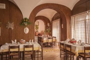 Reštaurácia alebo iné gastronomické zariadenie v ubytovaní Hotel Tirreno