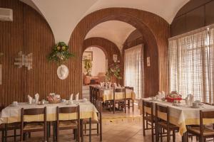 ein Restaurant mit Tischen und Stühlen in einem Zimmer in der Unterkunft Hotel Tirreno in Rom