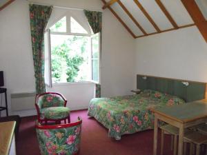Postel nebo postele na pokoji v ubytování Cit'Hotel Avallon Vauban