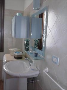 ヴィッラシミーウスにあるCasa Signorileのバスルーム(洗面台、鏡付)