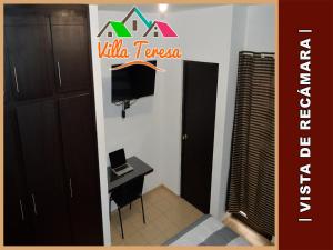 Una televisión o centro de entretenimiento en Departamentos & Suites Villa Teresa