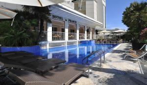 Bazén v ubytovaní Hotel de France alebo v jeho blízkosti