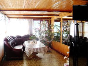 ヴェルホヴィナにあるUsadba Yuryevykhのリビングルーム(テーブル、クリスマスツリー付)