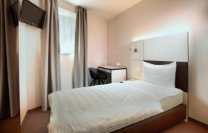 Rúm í herbergi á b-smart motel Basel