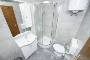 Ένα μπάνιο στο Luxury Rooms Ivana +24 φωτογραφίες
