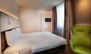 Rúm í herbergi á b-smart motel Basel