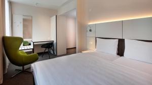 Tempat tidur dalam kamar di b-smart motel Basel