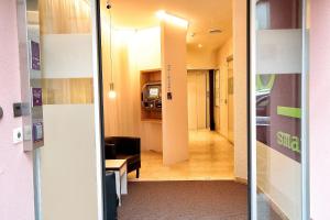 Baðherbergi á b-smart motel Basel