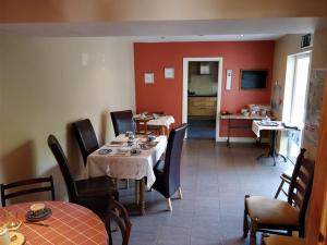 een eetkamer met een tafel en stoelen en een keuken bij Barry's Bed and Breakfast in Bantry