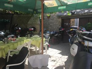 Restaurace v ubytování Guesthouse Adi