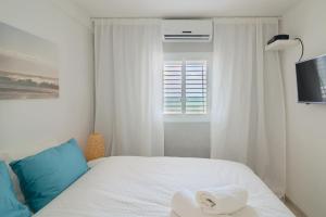 - une chambre avec un lit et 2 serviettes dans l'établissement Dream On the Beach, à Haïfa