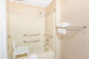 Un baño con inodoro blanco y ducha. en Super 8 by Wyndham Belleville, en Belleville 22 fotos más