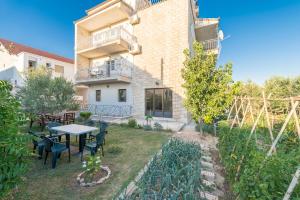 Vonkajšia záhrada v ubytovaní Barun apartments Kastela