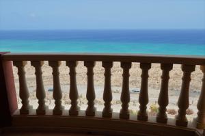 balkon z widokiem na plażę w obiekcie Apartamento Vista Esmeralda en Playa Paraiso w mieście Costa Calma