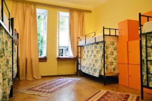 Zimmer mit 2 Etagenbetten und einem Fenster in der Unterkunft Soul Kitchen in Tbilisi City