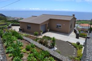 een klein huis met uitzicht op de oceaan bij Cantinho da Bela Vista in Porto Judeu