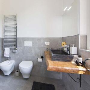 uma casa de banho com um lavatório e um WC em B&B Stella Maggiore em Verbania