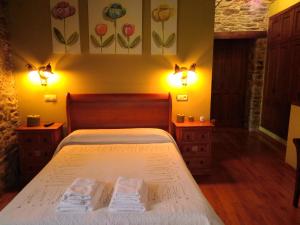 a bedroom with a bed with two towels on it at Apartamentos Rurales Casa Cachon in Santa Eulalia de Cueras