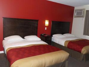 Postel nebo postele na pokoji v ubytování Econo Lodge