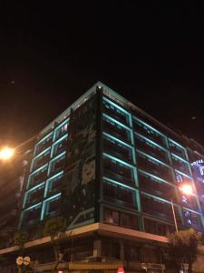 un edificio con una pintura a un lado por la noche en Stay Hybrid Hostel, en Tesalónica