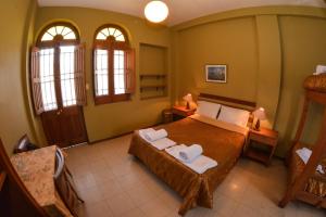 1 dormitorio con 1 cama con 2 toallas en El Caminante Class, en Arequipa