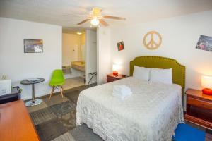 Sunset Motel في ميرفي: غرفة نوم مع سرير مع اللوح الأمامي الأخضر
