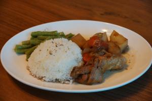 Hai-liao童鹤人家民宿的餐桌上放着一盘饭和蔬菜的食物
