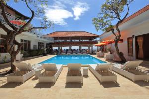 Bazén v ubytování Villa Agung Beach Inn nebo v jeho okolí