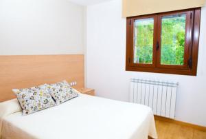 Postel nebo postele na pokoji v ubytování Apartahotel Castejón de Sos